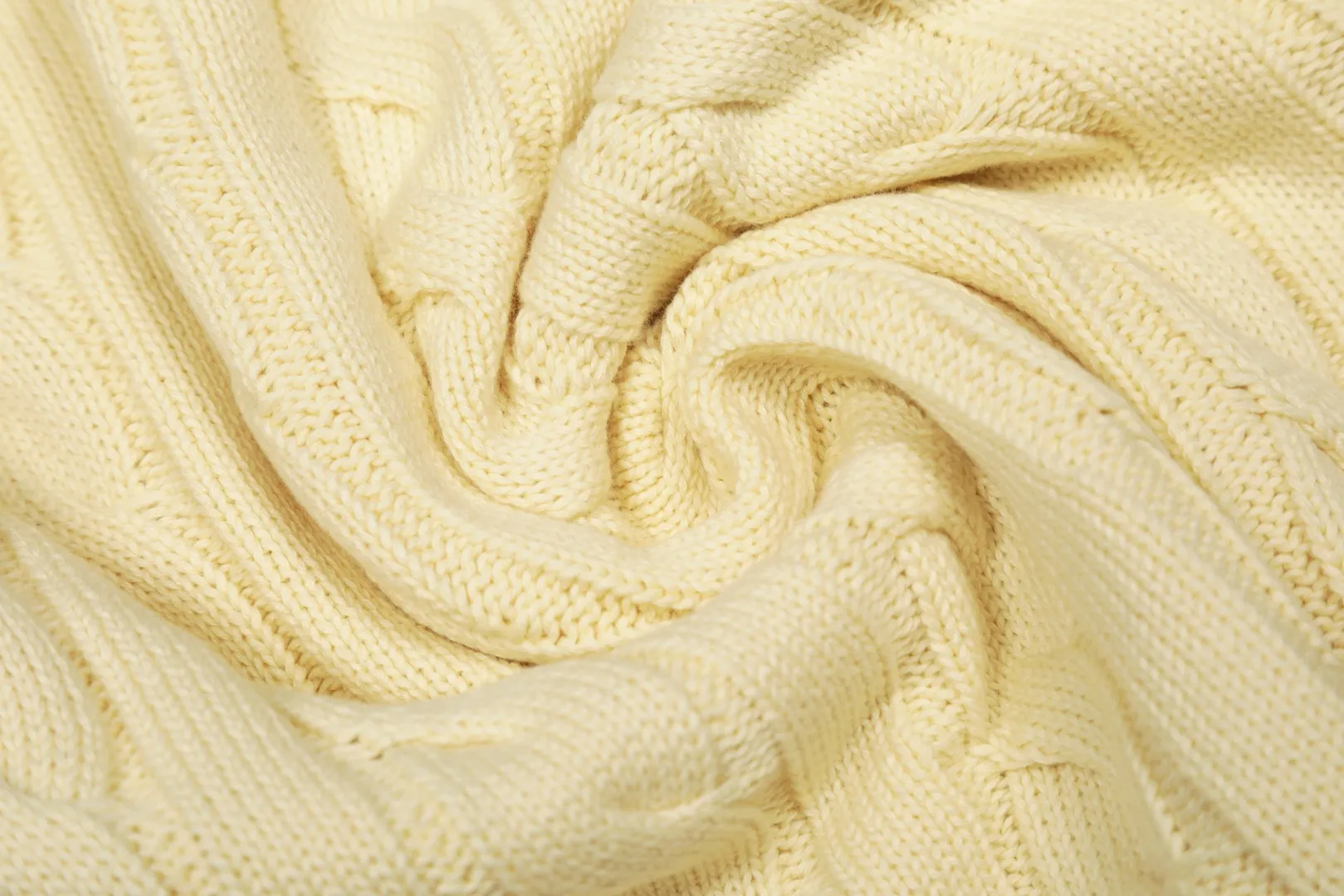 P220 Top quality" Style number: DS012# (not off the shelves all year round) [Ralph Lauren round neck solid color pony embroidered logo twist knitted sweater] ✅Ralph Lauren Ralph Lauren classic basic versatile unisex knitted pullover round neck sweater ✅Main supplier platform live broadcast Wholesale entity Replenish when out of stock Not off the shelf ✅ZP quality 1:1 version Scan the code to enter the GF website Counter quality ✅Detailed quality is the only one in Guangzhou Imported quality cotton yarn, focusing on high-end, cost-effective, good quality needless to say ✅The version is restored to the original order, the maximum size can be worn up to 190 pounds, loose, comfortable and stress-free ✅The upper body is simple and easy to match, ootd must-have style, good-looking clothes are never picky, a must-have in couples' wardrobes.